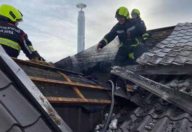 Požar kod Banjaluke: Vatrogasci gasili krov kuće više od dva sata (FOTO)