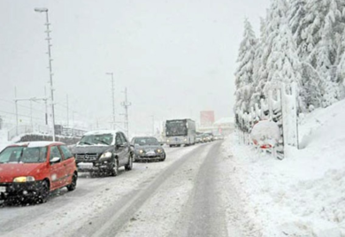 Snijeg napravio probleme: Otežano odvijanje saobraćaja u istočnim krajevima Srpske