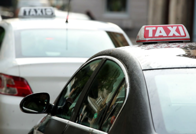 Naručio taksi pa ušao u pogrešno vozilo, suprug vozačice ga nasmrt pretukao