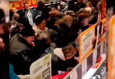 Nova "tuča" u marketu zbog jeftinog mesa: Otimali se za plećku na akciji (VIDEO)