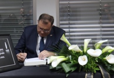 Saosjećamo sa porodicama poginulih: Dodik se upisao u Knjigu žalosti