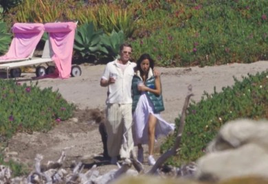 Brad Pitt uživa u ljubavi s 30 mlađom djevojkom: Par snimljen kako zagrljeno šeta plažom