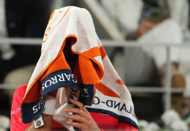 Prekinut trening Đokovića: S peškirom na glavi napustio teren