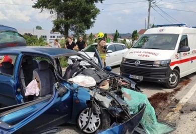 Stravičan sudar dva auta i kamiona: Vatrogasci izvlačili povrijeđene FOTO