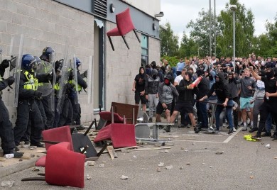 Zašto demonstranti divljaju i razbijaju po Engleskoj