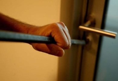 NOVI GRAD: Lopov pokušao provaliti u kuću, sve vrijeme ga posmatrao vlasnik