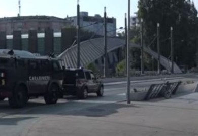 Blokade na sjeveru KiM još traju: Iz zgrada srpskih institucija POLICIJA IZNOSI DOKUMENTACIJU