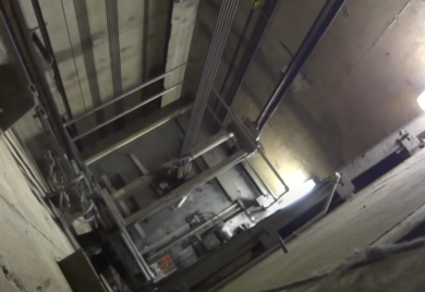 Muškarac popravljajući lift smrtno stradao