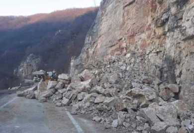 Na putevima RS i FBiH povećana opasnost od odrona
