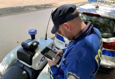 PAG: Žena vozila neregistriran auto bez vozačke, ide u zatvor