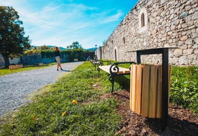Kastel dobio nove korpe za otpatke i žardinjere za cvijeće