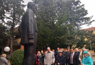 Položeno cvijeće na spomeniku Dučiću i Njegošu