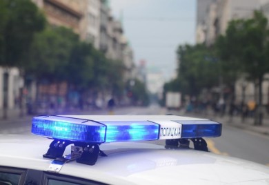 Pijan tukao ženu i dijete, pa se kolima zakucao u banderu