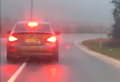Opasna vožnja na Manjači, vozač “luta” po cesti (VIDEO)