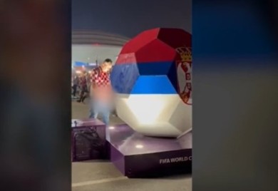 Skandal u Kataru: Hrvatski navijač simulirao uriniranje po zastavi Srbije