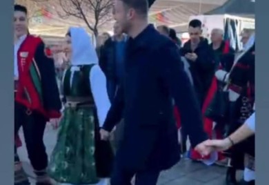 Stanivuković zaigrao kolo: Pogledajte kako se Badnji dan proslavlja u Banjaluci (VIDEO)