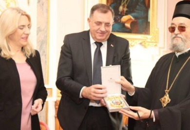 Prijem u Vladičanskom dvoru: Dodik i Cvijanović poklonili panagiju presvete Bogorodice episkopu Jefremu