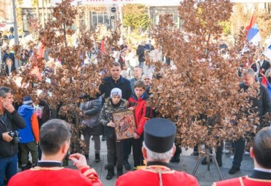 OBILJEŽEN BADNJI DAN: Svečana povorka prošla ulicama Banjaluke, badnjak unesen i u Gradsku upravu