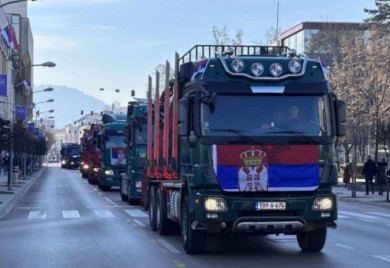 Sirenama pozdravljali građane: Okićenim kamionima provezli badnjak ulicama Banjaluke