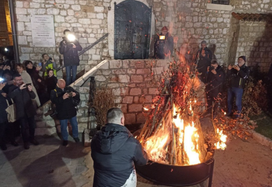 Veliki broj vjernika na paljenju badnjaka u Istočnoj Ilidži (FOTO)