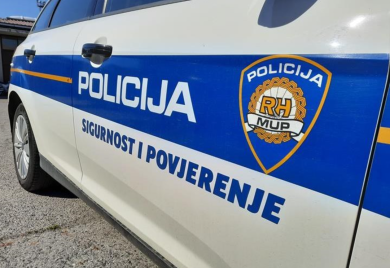 Od djeda ukrao 8.000 evra pa se zabio u policiju tokom bijega