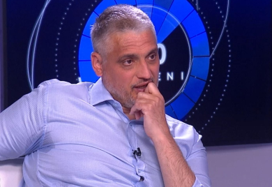 Kad Čedomir Jovanović ne zna da je u programu: O zvučnom topu i naoružanim batinašima u Skupštini grada