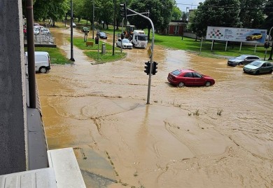 Novo snažno nevrijeme u Hrvatskoj, voda poplavila ulice, izbijala šahtove (FOTO, VIDEO)