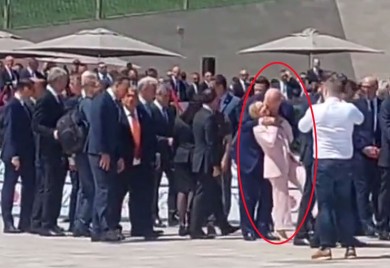 Rama šokirao svijet: Italijansku premijerku uhvatio s leđa i poljubio (VIDEO)