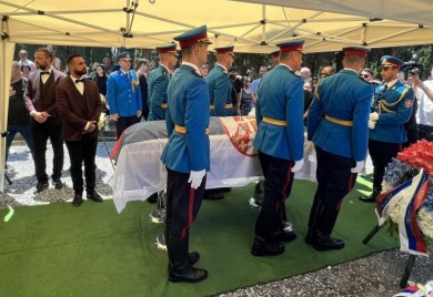 Srbi i Grci poslali posljednje poruke: Uz himnu “Bože pravde” sahranjen Đorđe Mihailović