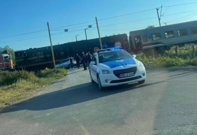 Voz udario automobil na pružnom prelazu