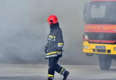 Izbio požar kod Vukosavlja: Izgorjelo 800 bala sijena