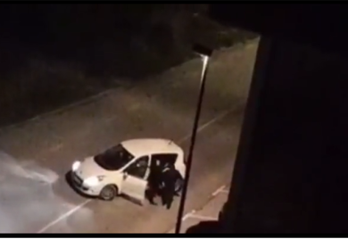 Djevojka pokušala udariti muškarca automobilom, udarala ga šakama na sred ulice