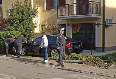 BANJA LUKA: BMW uletio u dvorište kuće nakon nesreće