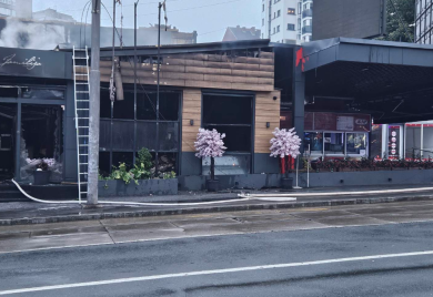 Požar u na Banovom brdu: Poznati restoran ugljenisan, vatrogasci na terenu