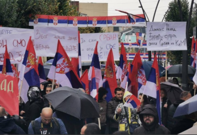 Okupljeni Srbi poručuju - Zbog naše djece nema predaje