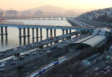 Iskočio voz iz šina, povrijeđeno najmanje 30 putnika