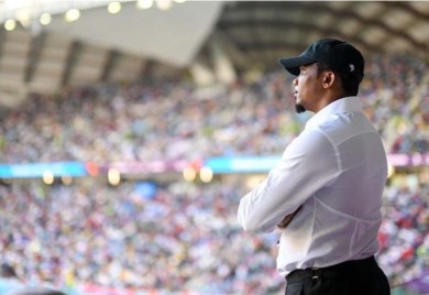 Legendarni fudbaler šutnuo snimatelja u glavu