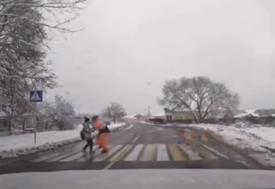 Radnik komunalnog preduzeća spasao dječaka sigurne smrti (VIDEO)