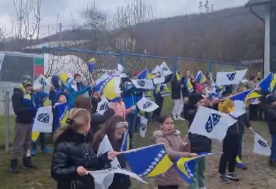 "Slave godišnjicu protjerivanja komšija" Djeca sa ratnim zastavama u Gostoviću slavila "dan oslobođenja"