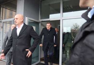 Dodik dočekan aplauzom: Podršku predsjedniku Srpske ispred Suda BiH dalo oko 550 ljudi