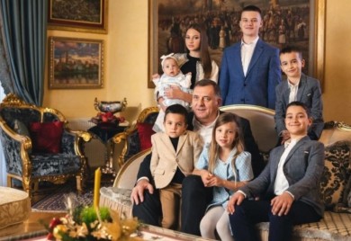 Predsjednik Srpske sa najbližima: Badnje veče da donese ljubav, sreću i mir