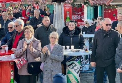 Tuzla: Pripadnici svih konfesija uz kolače, vino i muziku proslavili pravoslavni Božić