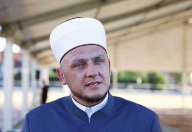 Imam Mahić saslušan u Kozarcu, vjernici ispred džamije davali podršku