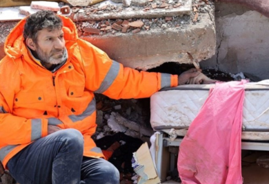 Potresna slika iz Turske: Otac drži ruku mrtve kćerke zatrpane ruševinama