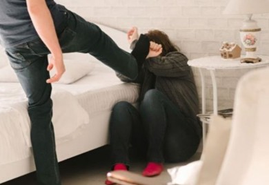 Jezivo nasilje! Ženu brutalno udarao i nogama i rukama pred maloljetnim sinovima