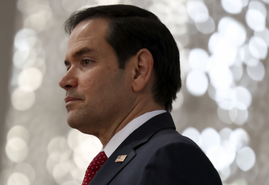 Trampov ministar gostovao na televiziji sa krstom na čelu (VIDEO)