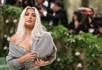 Kim Kardashian šokirala uskim strukom na Met Gali, haljinu uskladila s iznošenim džemperom (FOTO)