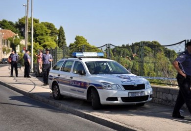 Sletjela vozilom na terasu hotela, povrijeđeno više lica