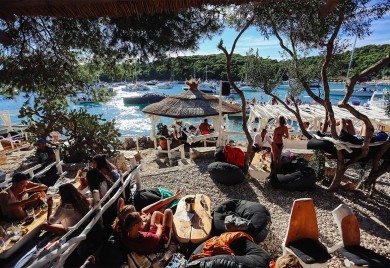 Na Hvaru naplaćuju i boravak na plaži: Dva evra za kupanje u moru