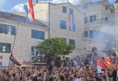 Ustaški dernek na trgu: Pogledajte šta pjevaju hiljade ljudi (VIDEO)